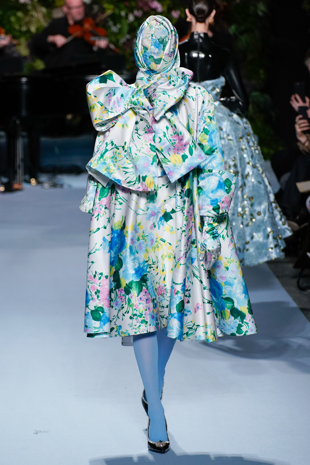 現時的倫敦時尚，不就是強烈 Fetish 遇上優雅英倫的局面嗎？〡Richard Quinn F/W 2019