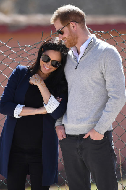 梅根以印度漢娜彩繪紋身擁抱摩洛哥傳統孕婦祝福儀式