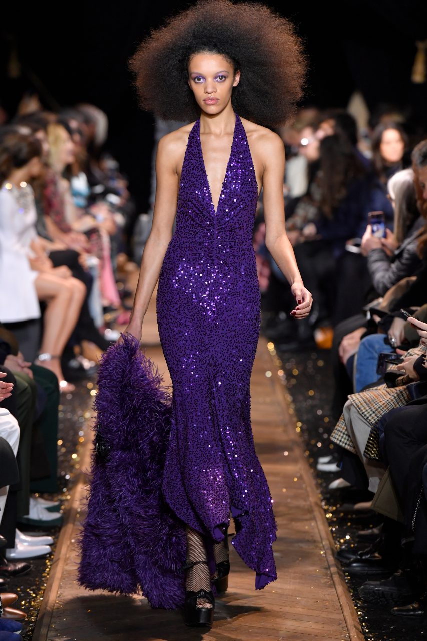 Michael Kors 的2019秋冬系列反問了我們一個問題：華麗服飾的存在還有原因嗎？