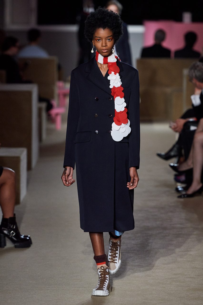 回歸簡約，卻絕不甘於平庸，Miuccia Prada的煽動式美學｜Prada Resort 2020