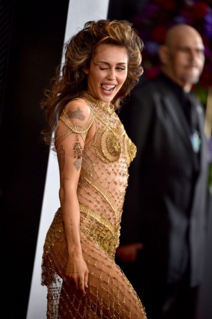 Style File︰Miley Cyrus盡現巨星風範!格林美獎一連換4套造型,拿著Gucci竹節袋領「年度製作」大獎⋯⋯