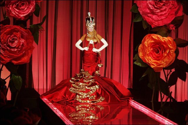經典回顧:Dior by John Galliano 無法超越的戲劇化高訂時裝