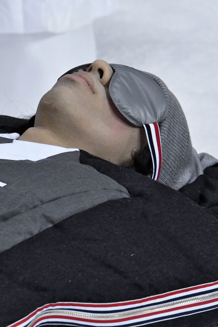 減肥人士請注意:忘記關電腦和電視睡覺會讓你肥胖的機率大增33%