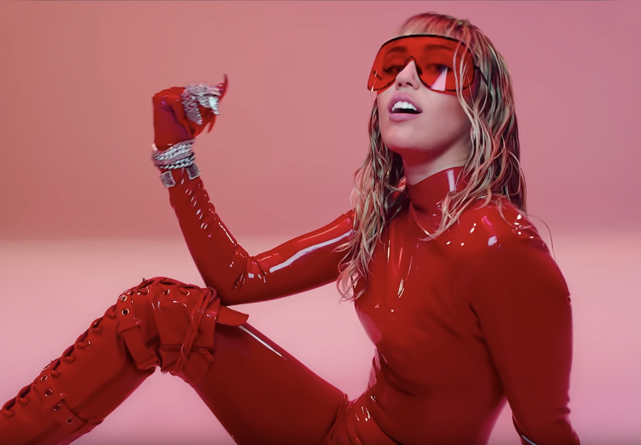 Miley Cyrus 音樂短片意義重大，全紅造型向流行歌天后 Britney Spears 借鏡