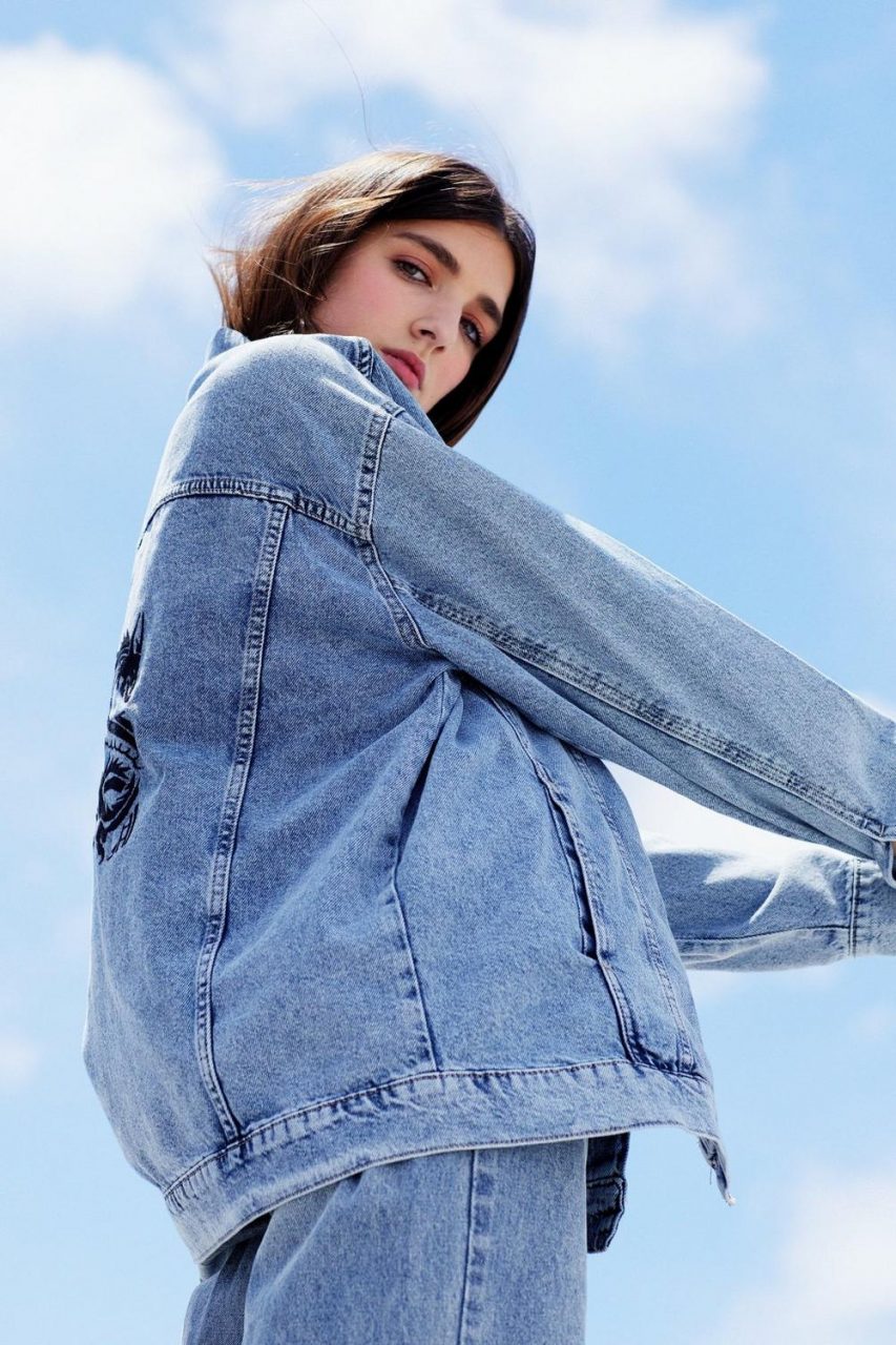 一個模子刻出的臉龐和時尚風格：Dua Lipa十八歲的妹妹Rina Lipa推出聯乘系列