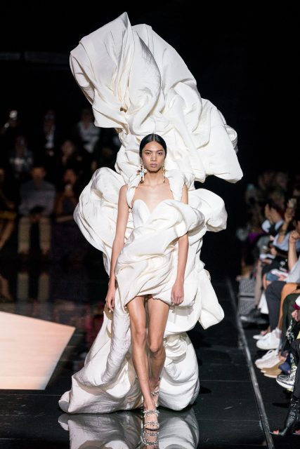 Suzy Menkes:Schiaparelli 新任創作總監 Daniel Roseberry會是下一位Karl Lagerfeld嗎?