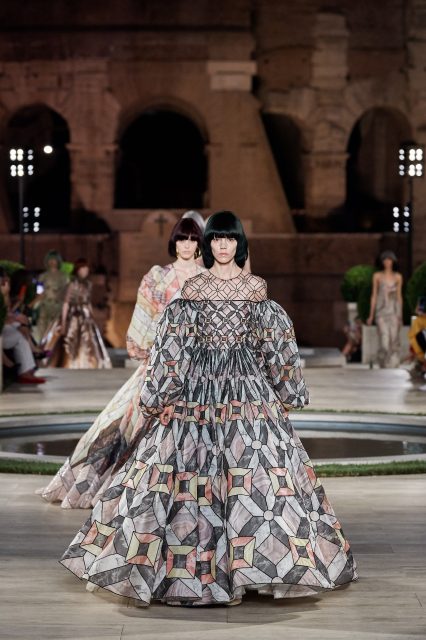 永恆之城再現羅馬榮光,與Karl Lagerfeld走過每一年 | Fendi Fall 2019 Couture