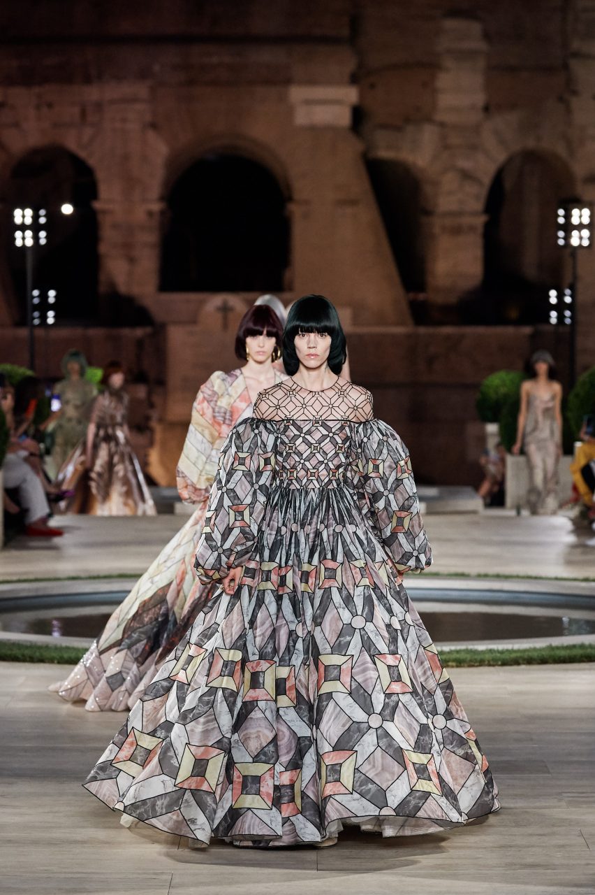 永恆之城再現羅馬榮光，與Karl Lagerfeld走過每一年 | Fendi Fall 2019 Couture