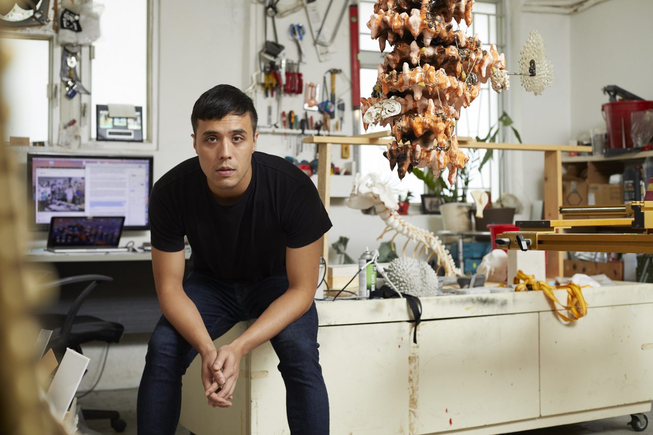 香港藝術家陸浩明利用戰時禁用的易燃物料製造「自毀藝術」