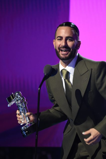 Marc Jacobs 再成歷史創舉，獲頒發VMA Fashion Trailblazer第一人