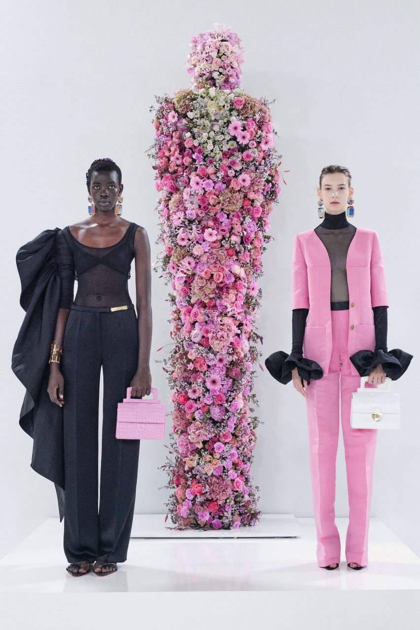 10個巨型 Elsa Schiaparelli 香水裝置藝術，以靜制動向經典致敬| Spring/Summer 2020