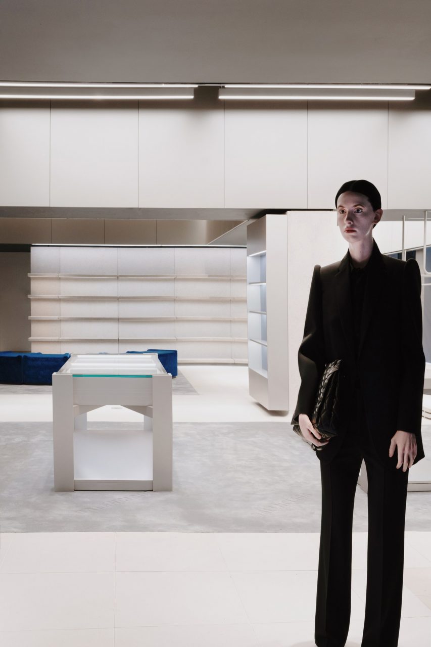 Balenciaga 紐約旗艦店聘請真人模特做櫥窗展示？