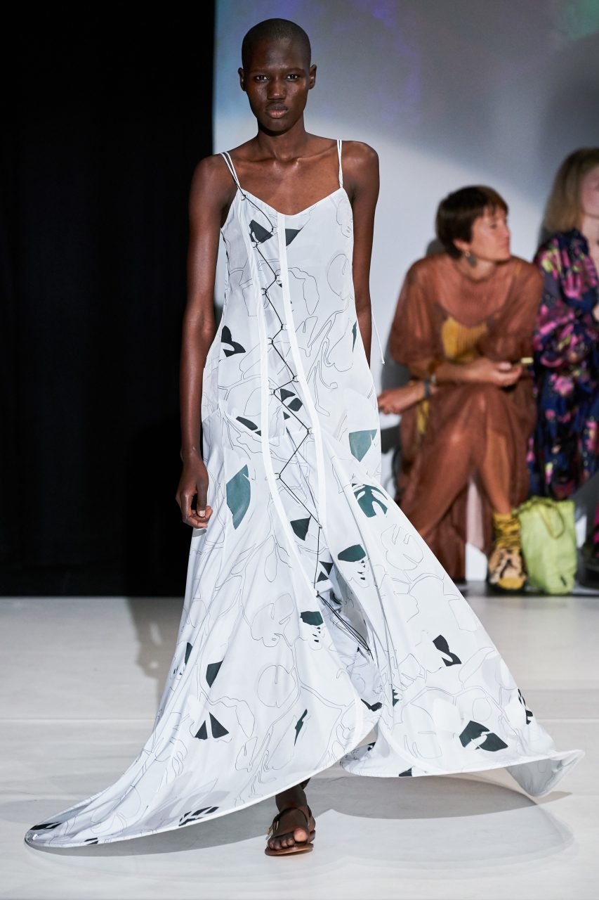 Chalayan 的逆向思維：設計以靜制動 | Spring/Summer 2020