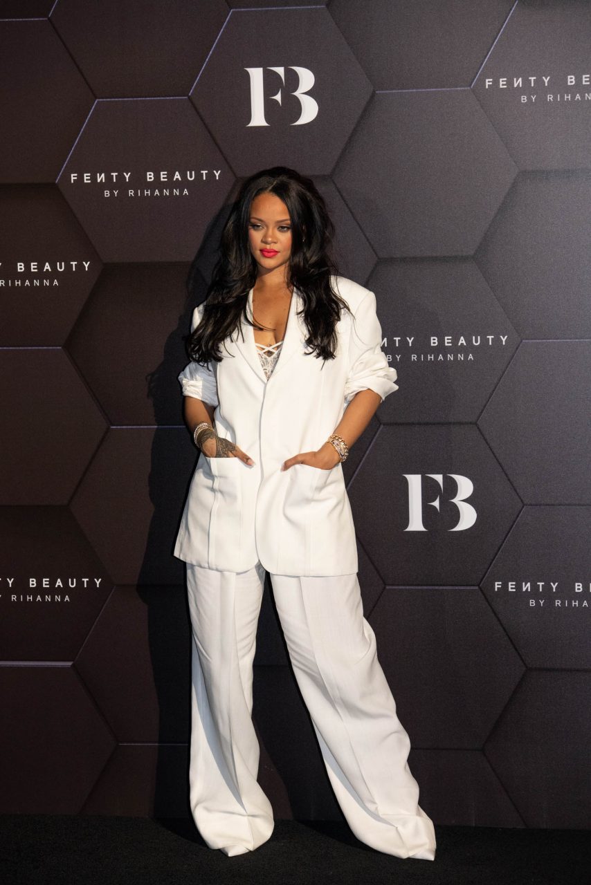 Rihanna 為 Fenty Beauty 親臨首爾！全白西裝造型會否成今季潮流？