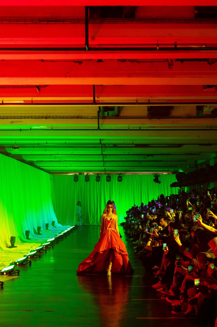 Off-White 看似芝士奶酪的飾品背後有深層含義？  | Spring/Summer 2020