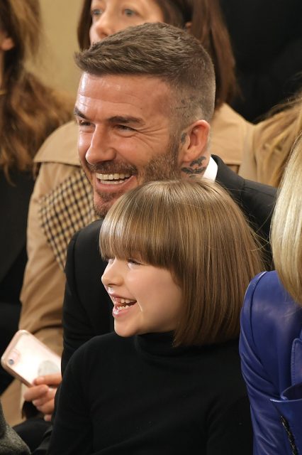 碧咸一家永遠支持母親Victoria Beckham的時裝展:回顧多年來的溫馨畫面!