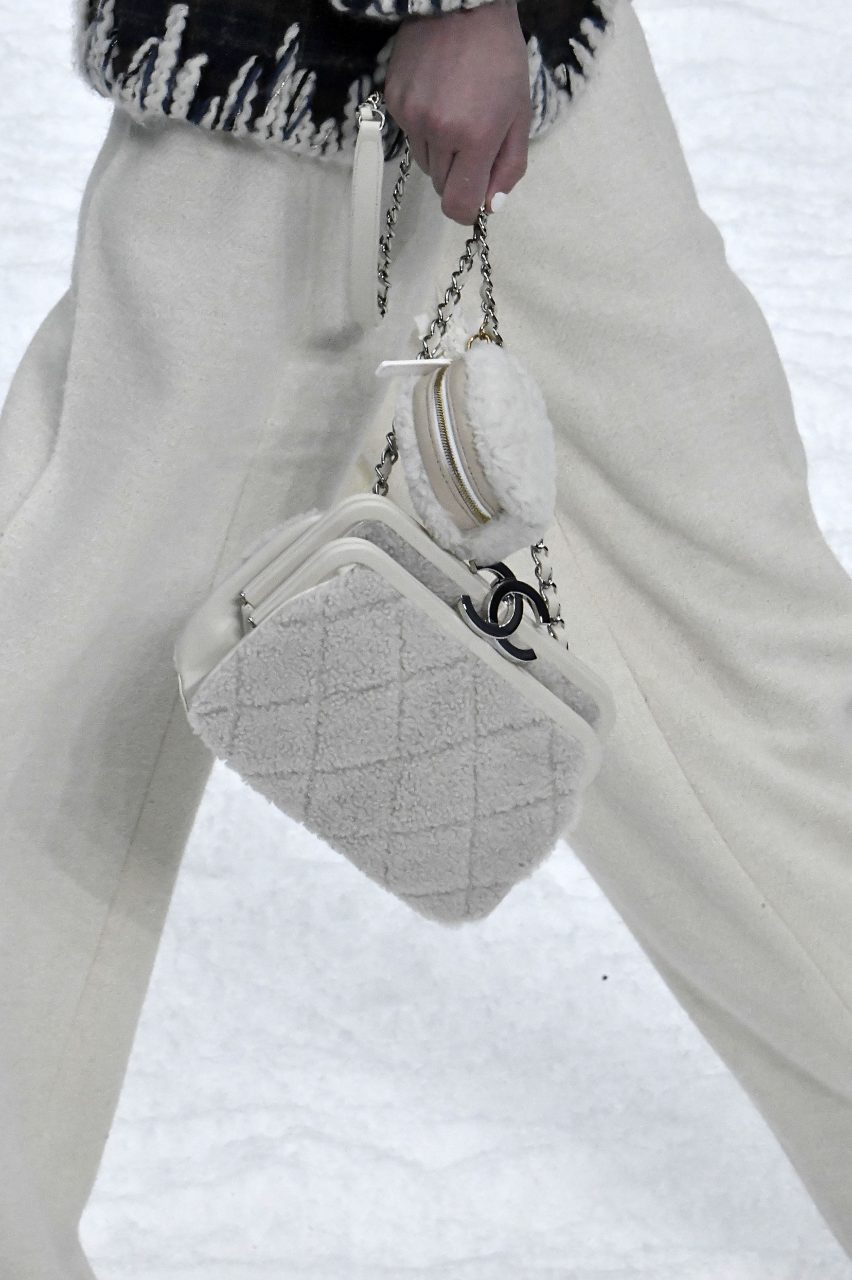 Karl Lagerfeld最後一季的設計： Chanel 把秋冬季度的手袋換上一片灰