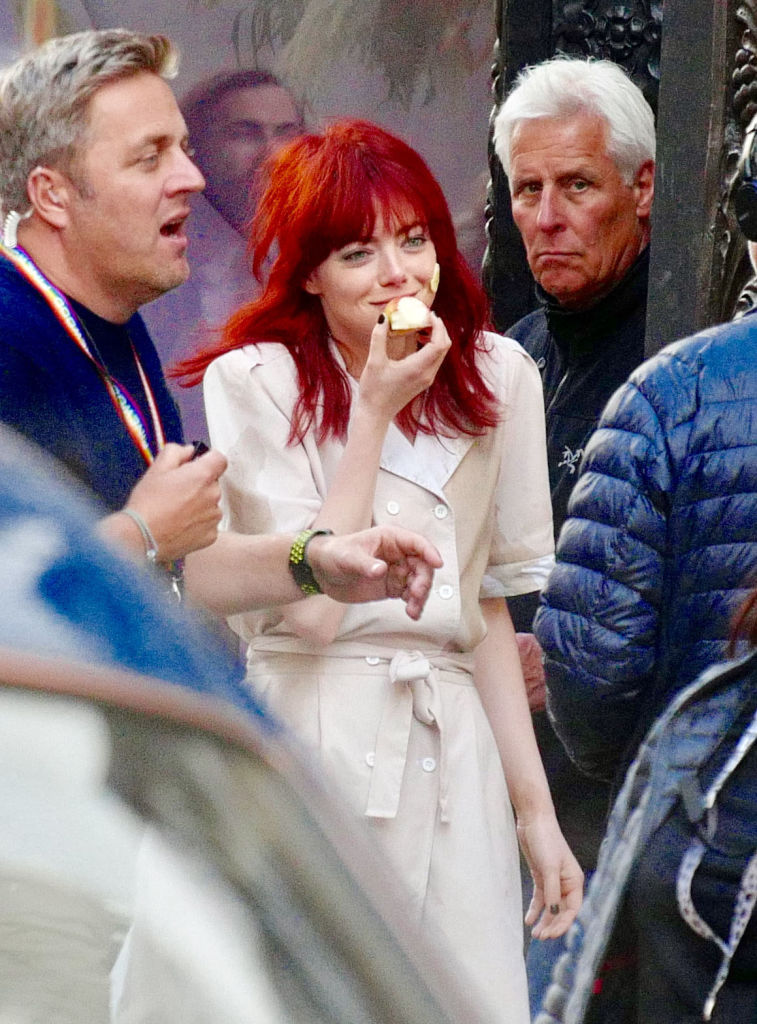 Emma Stone《101斑點狗》外傳庫伊拉造型曝光！火紅髮造型更像小魚仙？