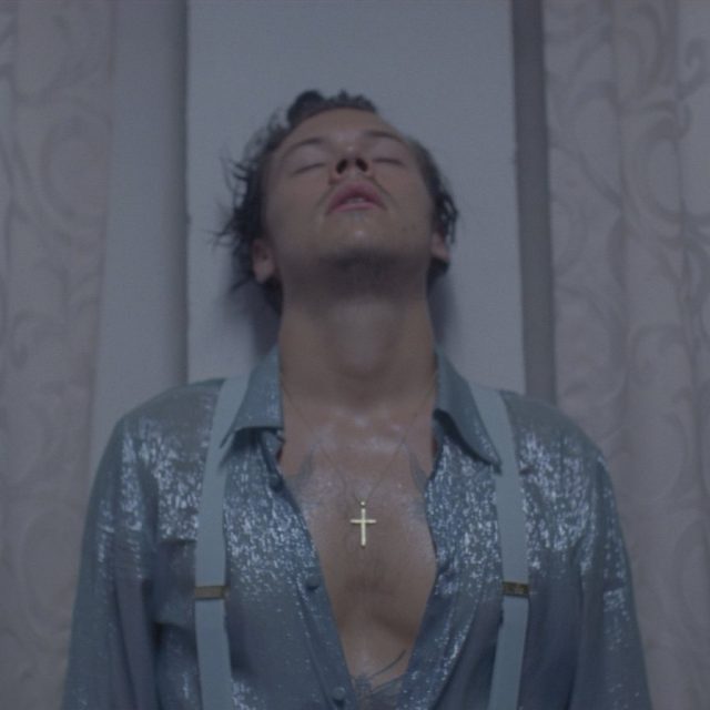 事隔兩年推出新歌！Harry Styles養眼而破格的《Lights Up》MV