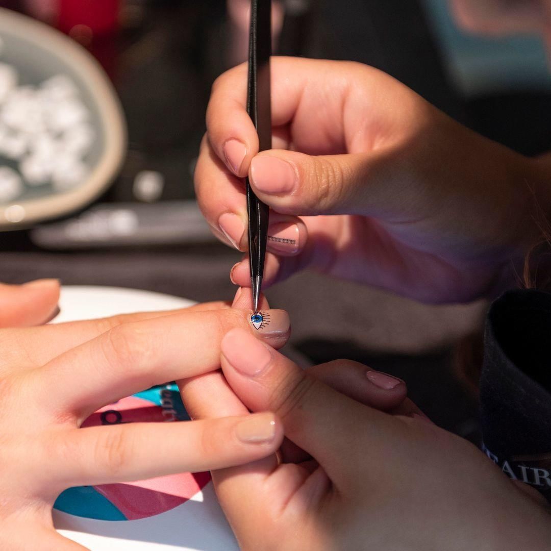 重金屬才是最治癒音樂？外國新推美甲融合音樂治療，以修甲時間安撫心靈