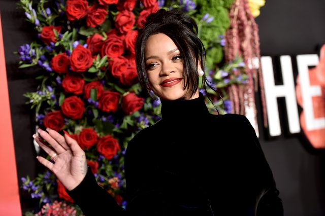 等不到 Rihanna 的音樂專輯,卻迎來她利用五年時候籌備的《Rihanna》自傳