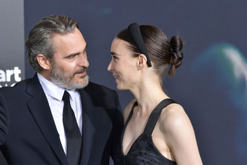 《Joker小丑》Joaquin Phoenix是最浪漫的男星？他的笑容只給予未婚妻Rooney Mara…