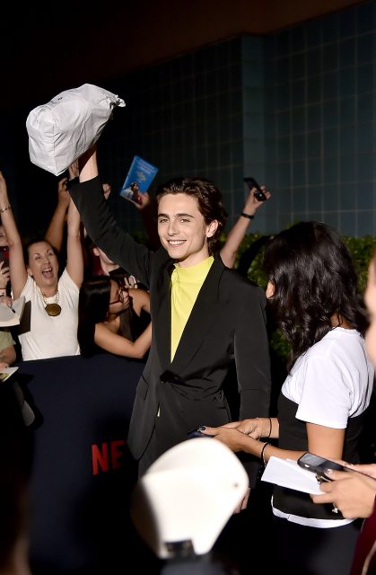 Timothée Chalamet 出席《The King》紐約首映卻帶上Bagels麵包?