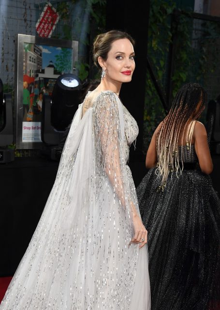 Angelina Jolie 的完美紅唇秘密:不要用暖色調的紅色唇膏
