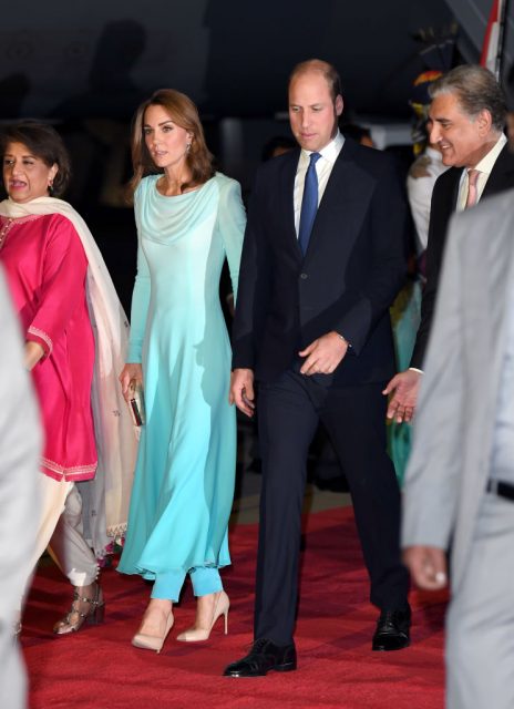 凱特Kate Middleton再度向戴安娜王妃致敬:以相似傳統打扮出訪巴基斯坦