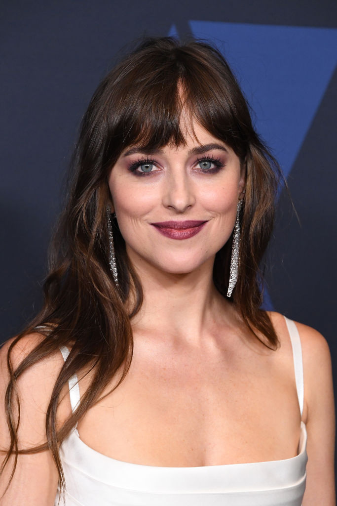 Dakota Johnson集仙氣與性感於一身：示範秋冬大熱「吸血鬼」李子色妝容