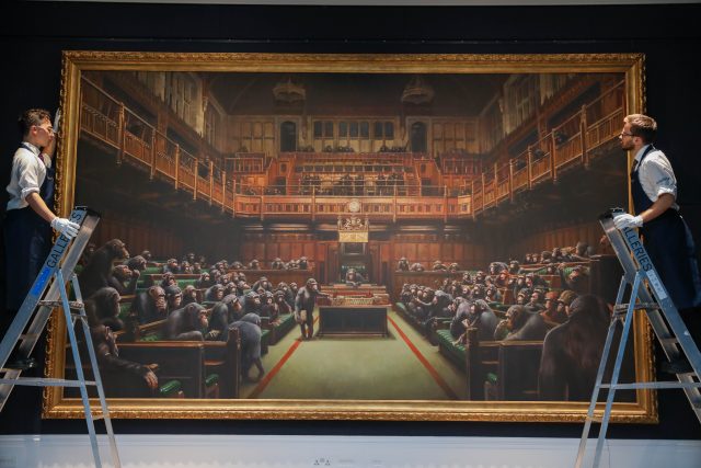 秘密街頭藝術家 Banksy 以1200萬美金賣出大型猩猩畫作,這筆交易卻違反藝術家原則?