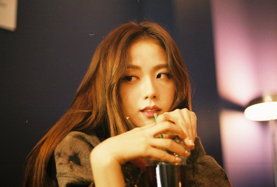 Blackpink Jisoo的鄰家女孩氣質：以清純造型散發魅力
