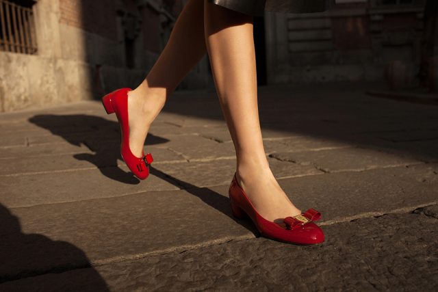 Salvatore Ferragamo史上最暢銷的鞋款,Vara 踏上新時代