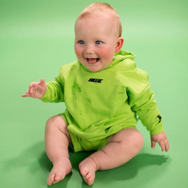 「壞孩子」Billie Eilish也出童裝？釋出的廣告照實在太可愛！