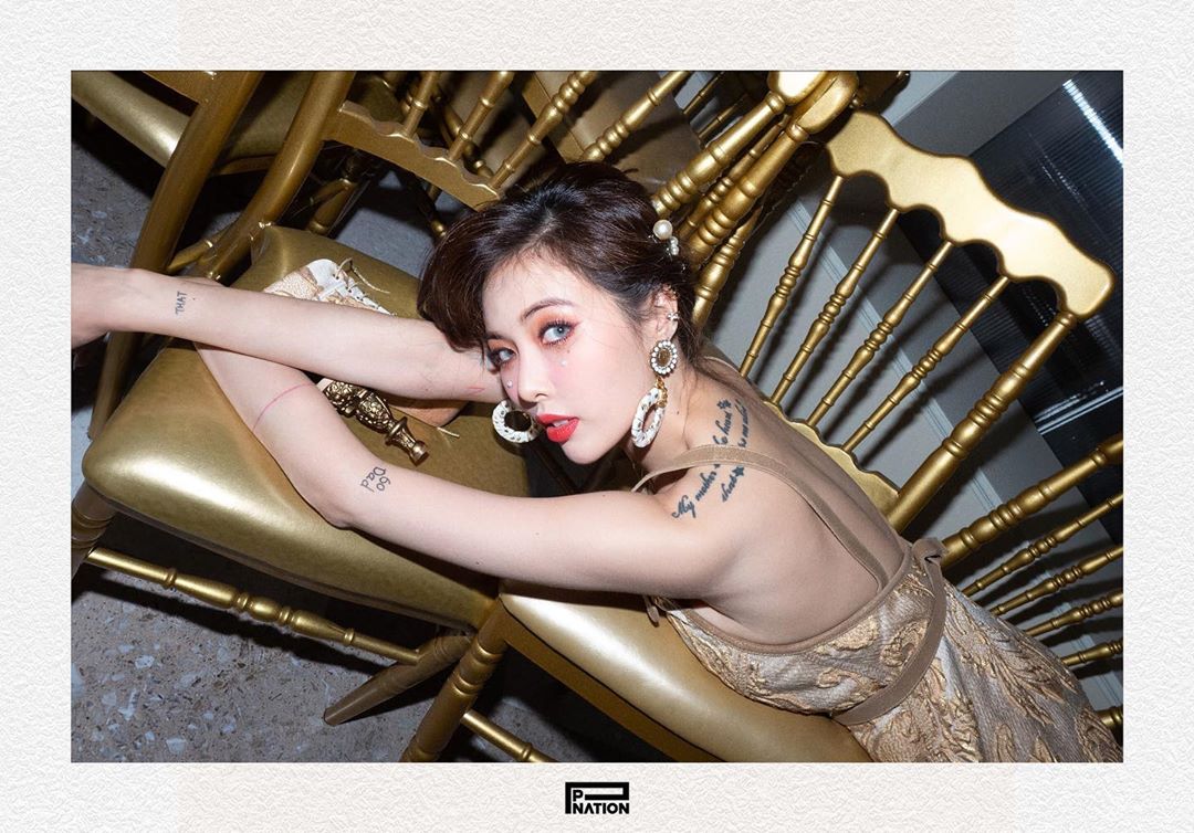 為愛情而對抗公司：泫雅事隔一年以閃石妝回歸