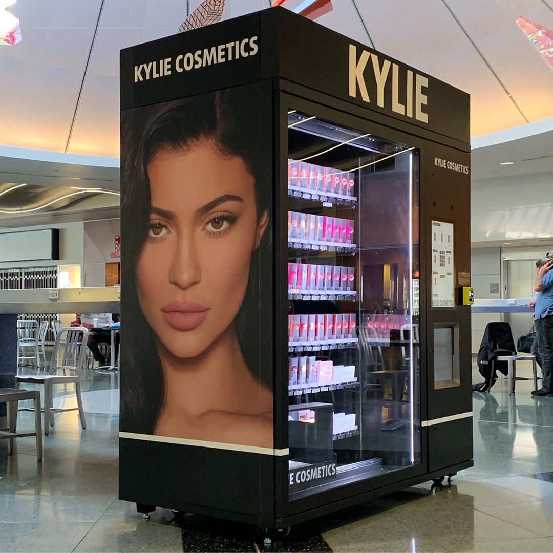 Kylie Jenner成功是有原因的！Kylie Cosmetics新增唇膏販賣機