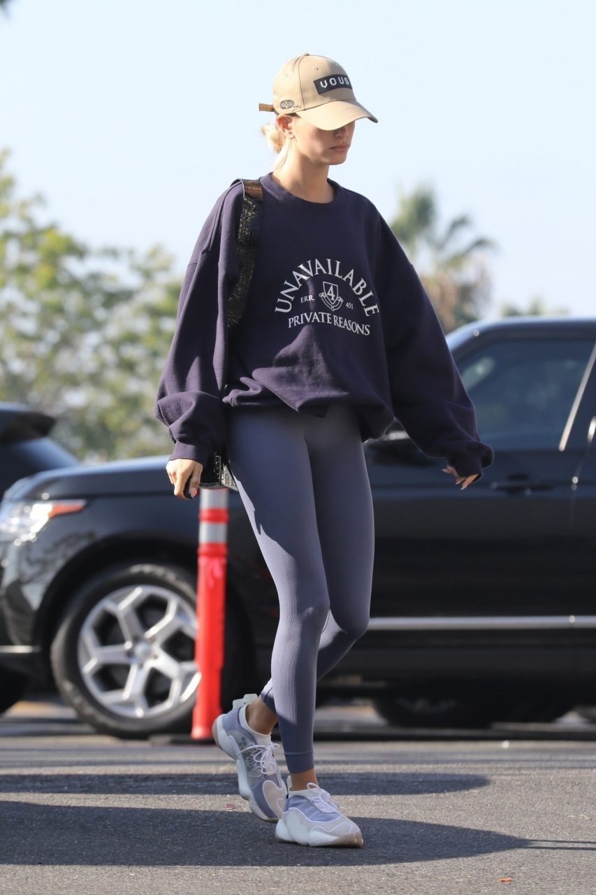 Hailey Bieber繼Vogue Paris特輯後，再次演繹戴安娜王妃的運動時尚風格！