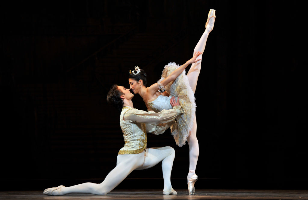 當紅底鞋遇上行走的玫瑰：Christian Louboutin x Royal Ballet 推出限量版聯乘系列