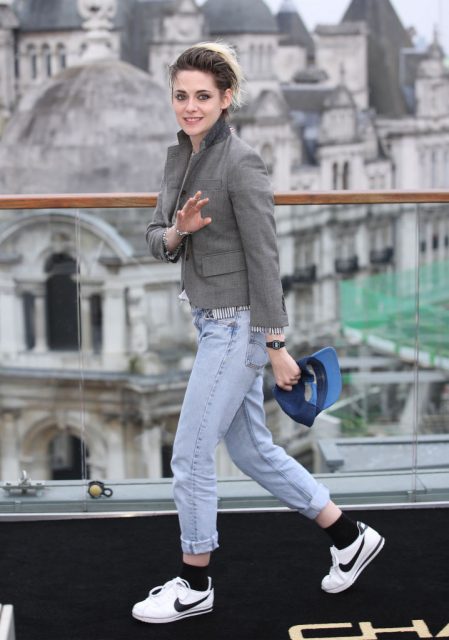 拒絕性別定型:Kristen Stewart 再次穿著運動鞋踏上紅地毯