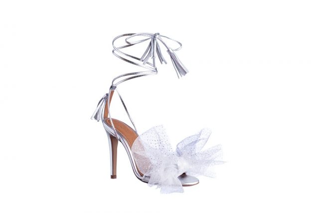 婚禮季節:比象牙色更時尚,15對最精緻的銀色高跟鞋