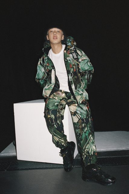 「第五眼男神」劉亞仁登上Burberry聖誕廣告,自帶主角光環!