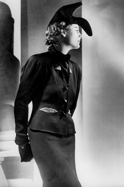 Elsa Schiaparelli 非同凡響的人生：截然不同的超現實時裝世界