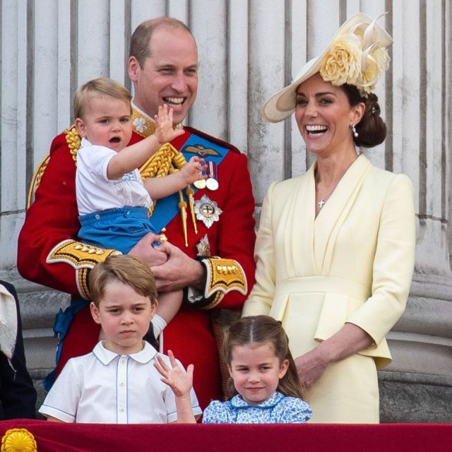 2019皇室聖誕卡流出:印有 Kate Middleton、Prince William 一家五口藍色主題甜蜜照