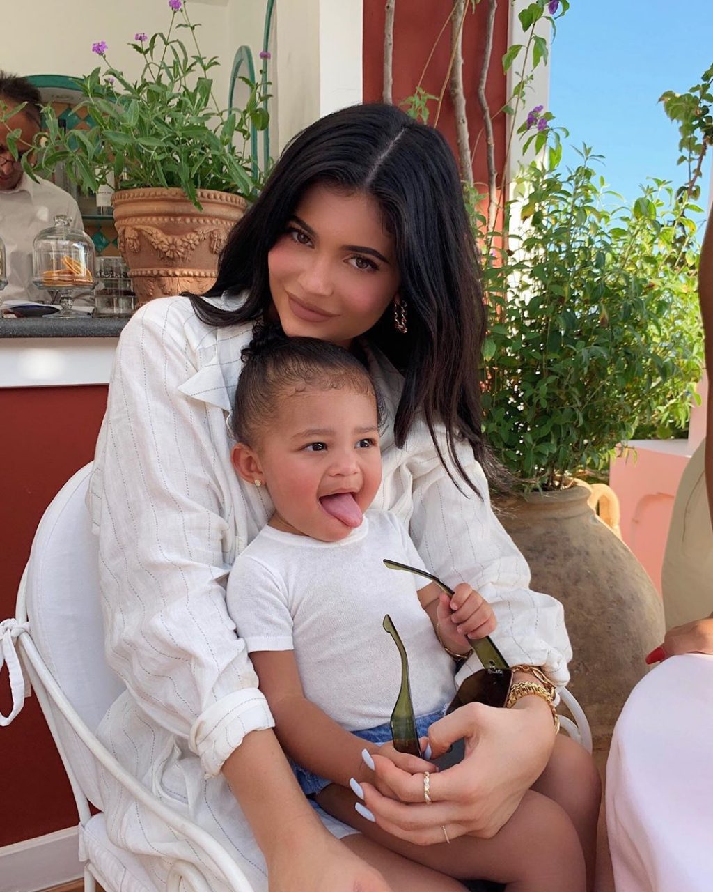 Kylie Jenner女兒Stormi成為Beauty YouTuber？鏡頭前示範塗唇膏可愛方法