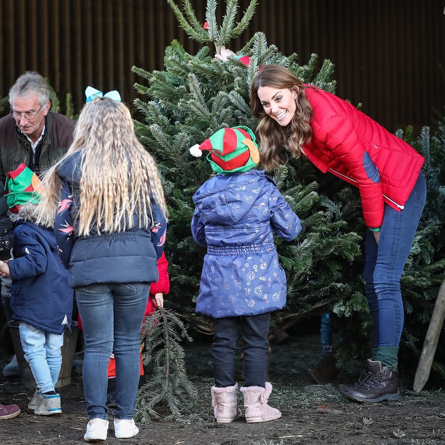 聖誕氣息從挑選聖誕樹開始：Kate Middleton 穿上應節Puffer Jacket出席皇家慈善活動
