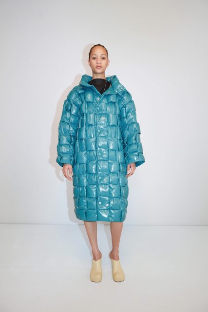 Bottega Veneta Pre-fall 2020釋出,熱門手袋Pouch, padded cassette再度更新!