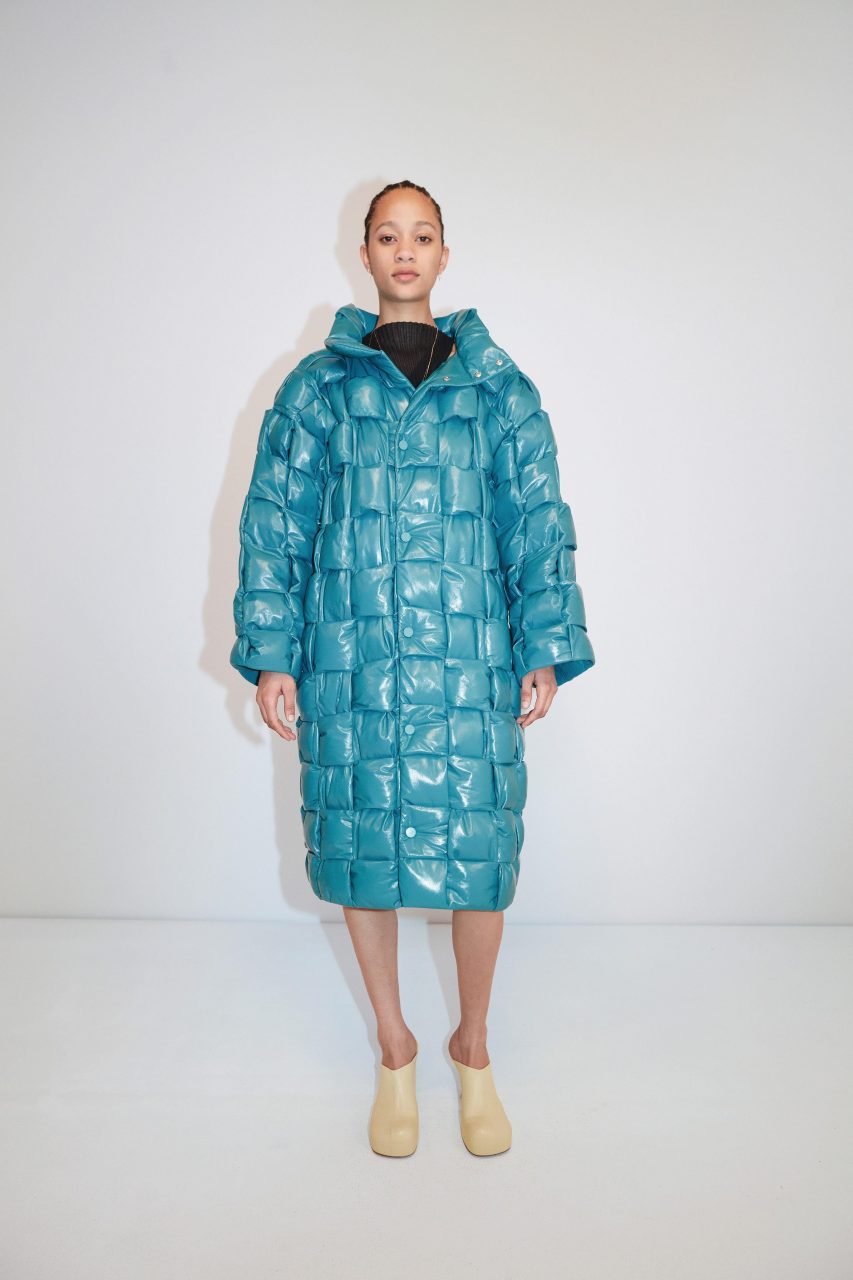 Bottega Veneta Pre-fall 2020釋出，熱門手袋Pouch, padded cassette再度更新！