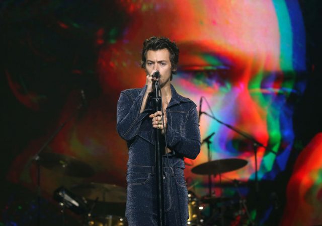 Harry Styles 演出服來自西班牙設計師,達到其性感造型巔峰?