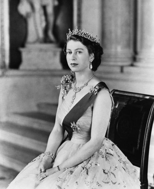 御用服裝師 Angela Kelly 告訴你:英女王衣櫥背後的5大秘密,原來每件衣服都要有口袋設計?