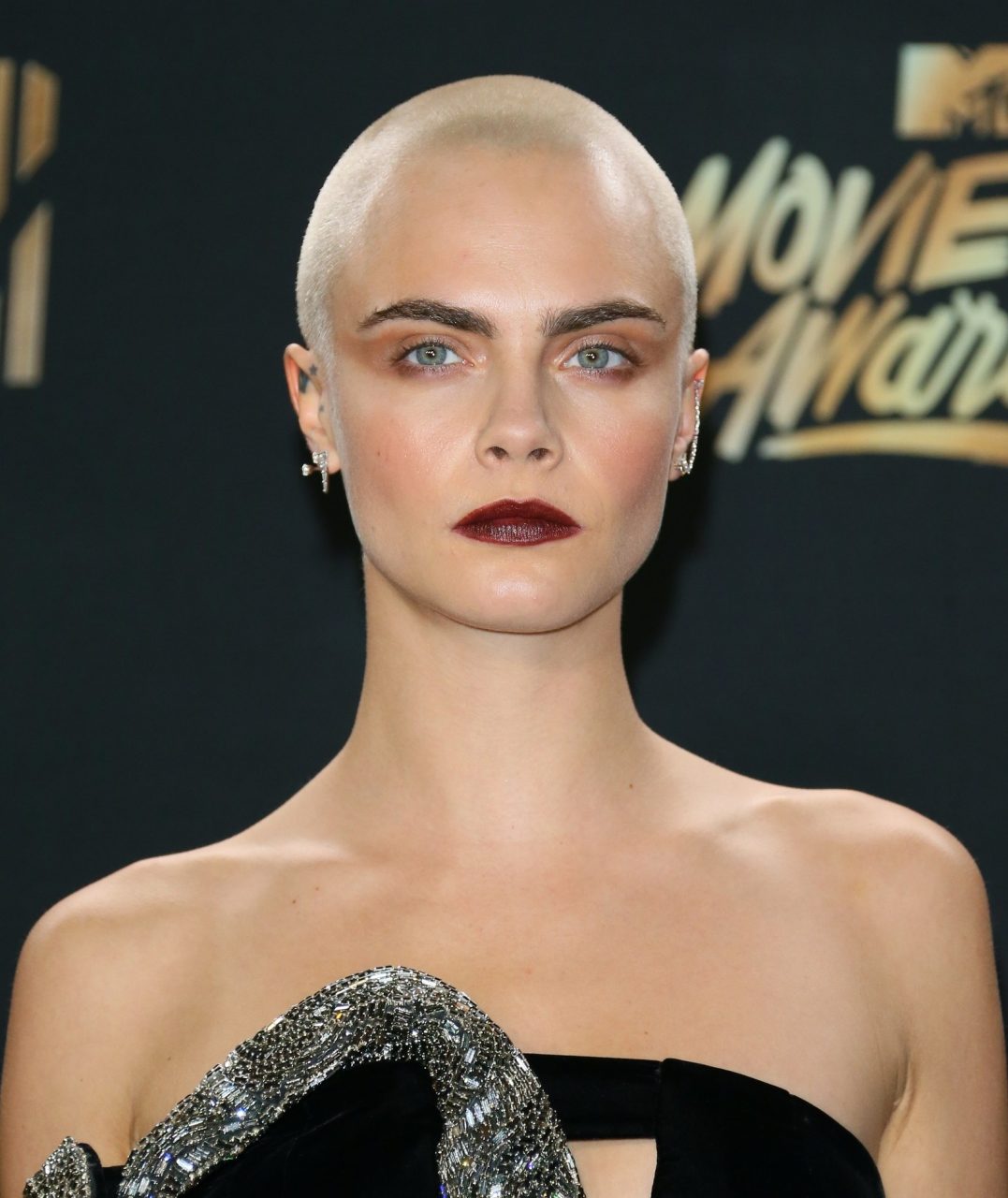 10年間紅地毯最經典造型！由Cara Delevingne的光頭到Ezra Miller的眼睛造型
